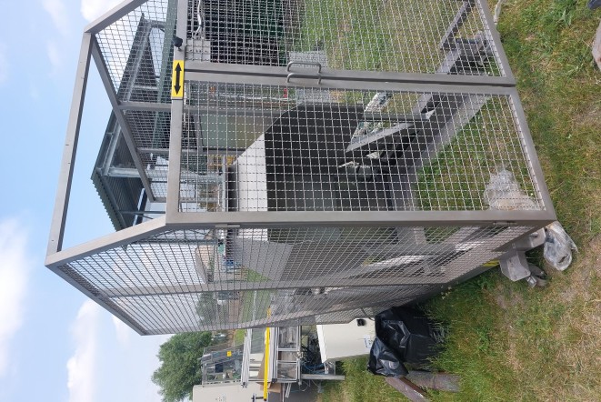 Wywrotnica Nierdzewna do Pojemników / Skrzyń z Klatką Bezpieczeństwa