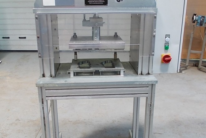 Prasa do zamykania figurek czekoladowych w alumninium (171)  Producent HeMaTech Typ BM 200 rok prod. 2005 